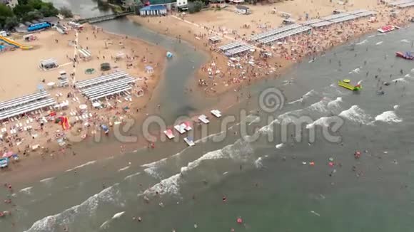 在海上飞越城市海滩空中射击视频的预览图