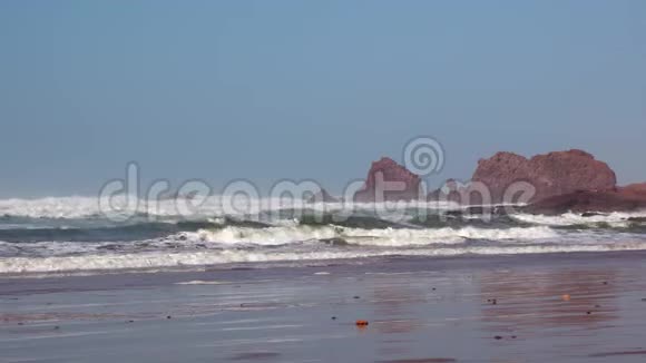 完美的海浪在摩洛哥沙漠的岩石海岸大西洋前破碎视频的预览图