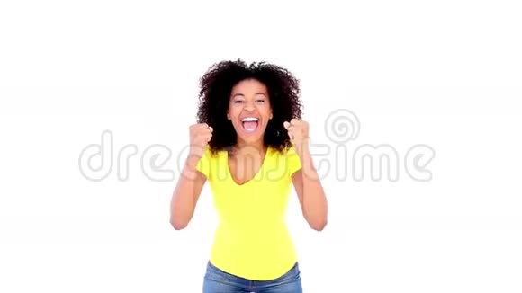 穿黄色T恤和牛仔热裤的漂亮女孩在镜头前欢呼视频的预览图