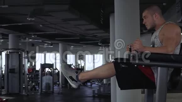 运动员在健身房做运动视频的预览图