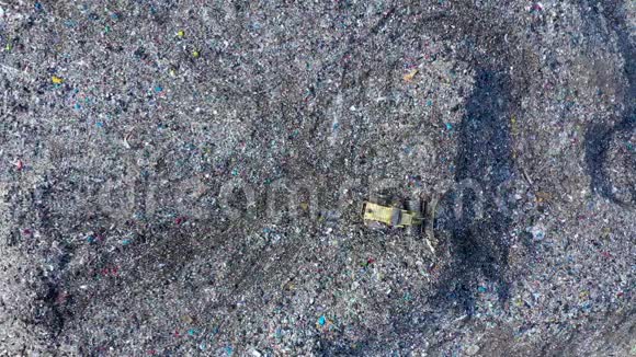 大型填埋场的鸟瞰图垃圾倾倒场环境污染视频的预览图