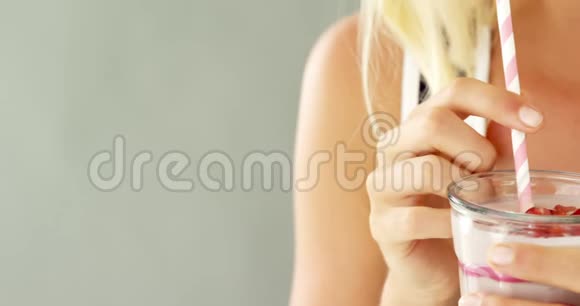 女人喝冰沙视频的预览图