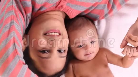 母和新生儿的爱视频的预览图