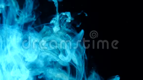 蓝色的水中闪烁的墨水创造了抽象的云视频的预览图