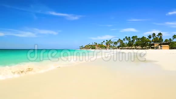 阿鲁巴岛美丽的白沙滩青绿色海水和蓝天视频的预览图