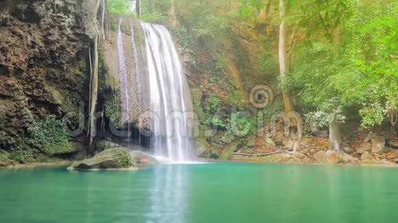 泰国埃拉万国家公园美丽的瀑布视频的预览图