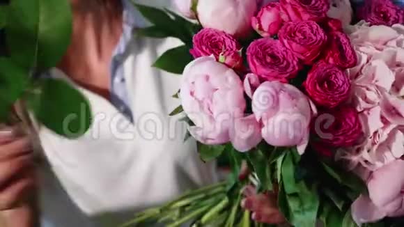 花商女孩在花廊做花束特写视频的预览图