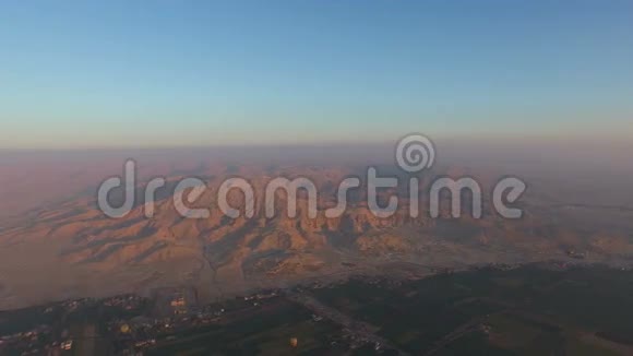 日出时在国王谷和尼罗河上空热气球视频的预览图
