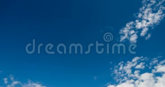飞翔的积云美丽的云过程视频的预览图