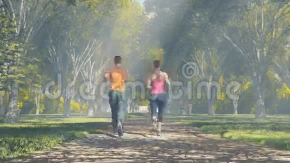 年轻夫妇在阳光明媚的森林里奔跑后视图视频的预览图