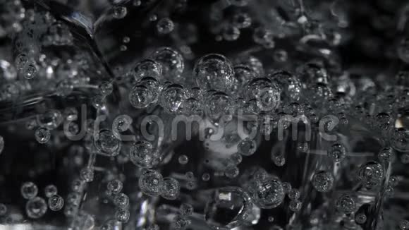 玻璃中带有气泡的水脚视频的预览图