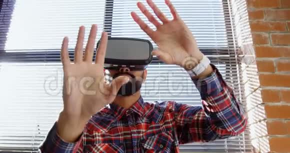 男性高管使用虚拟现实耳机4k视频的预览图