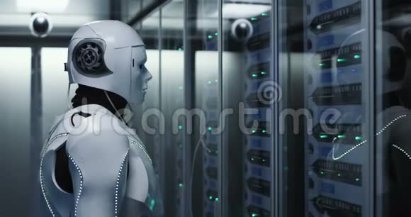 人体机器人在数据中心检查服务器视频的预览图