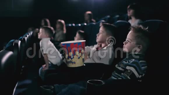 孩子们正在电影院看电影视频的预览图