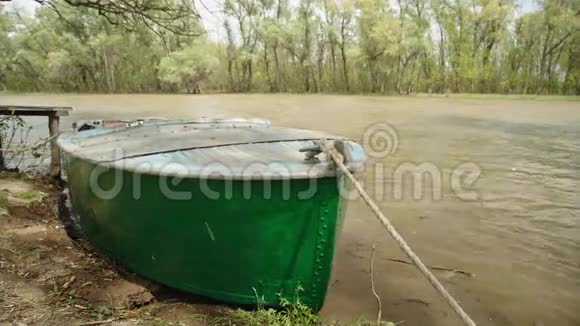 河上的老渔船视频的预览图