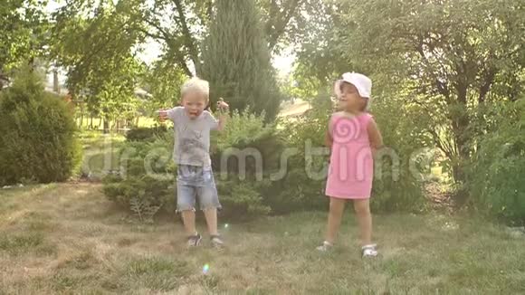 日落时分两个小孩子在公园里玩耍视频的预览图