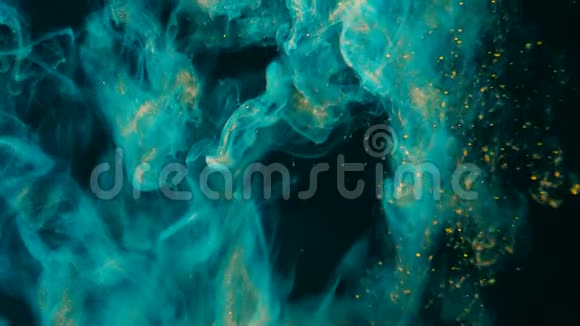 蓝色的水中闪烁的墨水创造了抽象的云视频的预览图