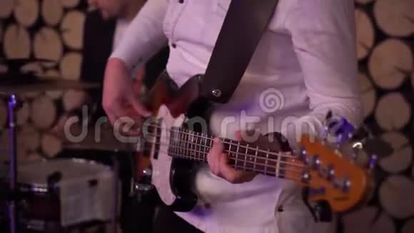 音乐会上吉他手在台上弹吉他视频的预览图