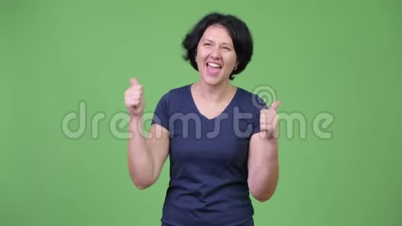 一位留着短发的漂亮女人竖起大拇指视频的预览图