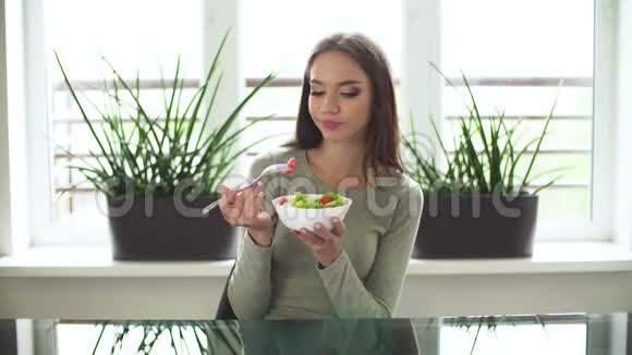 健康营养妇女吃蔬菜减肥沙拉视频的预览图
