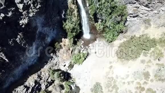 景观和瀑布的鸟瞰图视频的预览图