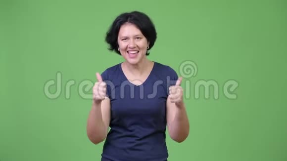 一位留着短发的漂亮女人竖起大拇指视频的预览图