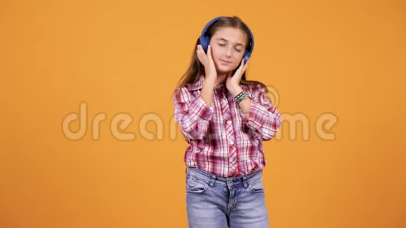 女孩用耳机听音乐视频的预览图