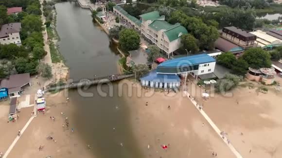 在海上飞越城市海滩空中射击视频的预览图