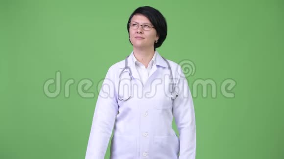 一位留着短发的漂亮女医生视频的预览图
