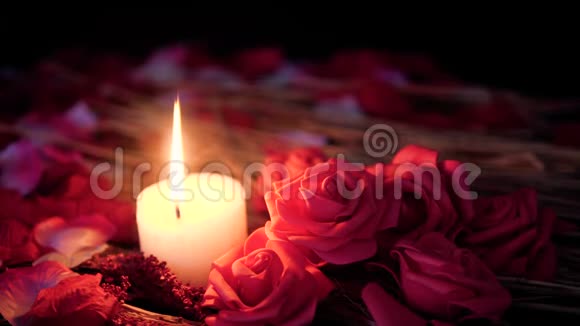 浪漫的情人节有装饰花和蜡烛燃烧的镜头视频的预览图