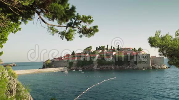 斯维蒂斯特凡是海边的旅游小镇黑山日视频的预览图