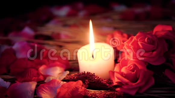 浪漫的情人节有装饰花和蜡烛燃烧的镜头视频的预览图