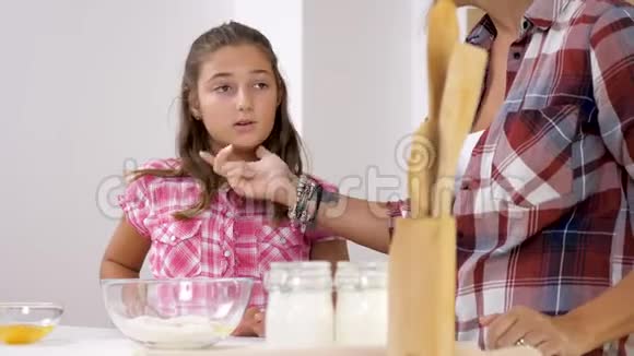 女儿在厨房帮妈妈视频的预览图
