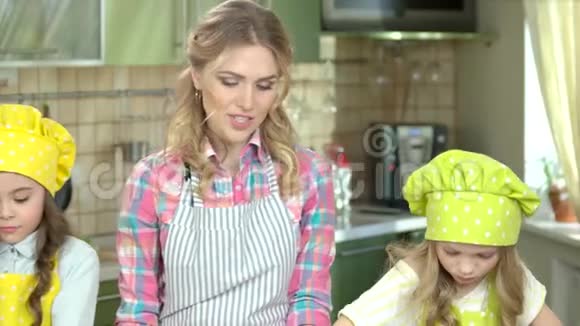 女人和孩子厨房视频的预览图