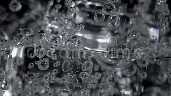 玻璃中带有气泡的水脚视频的预览图