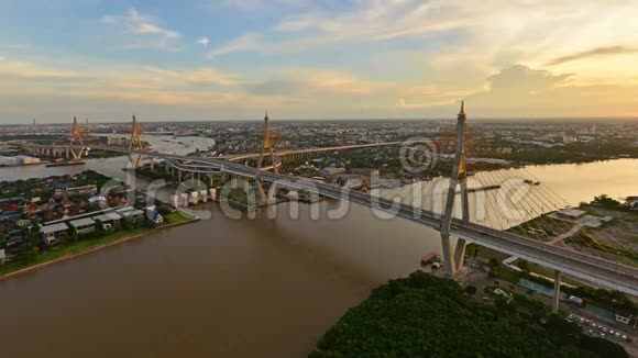 日落时的普密蓬大桥泰国曼谷视频的预览图