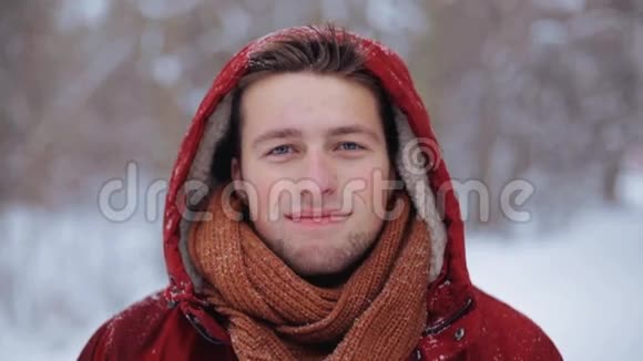 穿着户外罩衣的冬装快乐男人视频的预览图