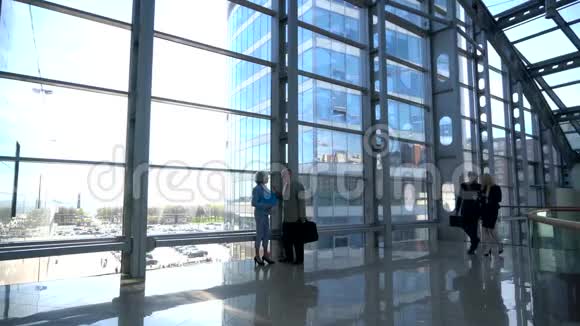 商业人士在玻璃建筑里散步视频的预览图