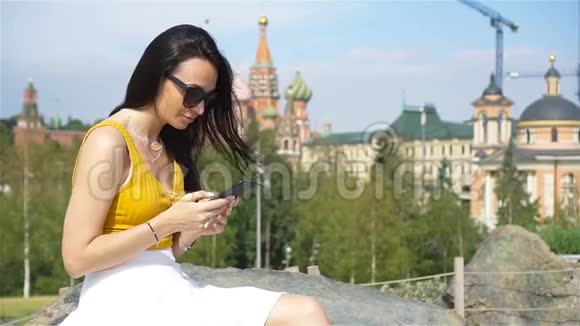 欧洲城市快乐的年轻都市女性视频的预览图