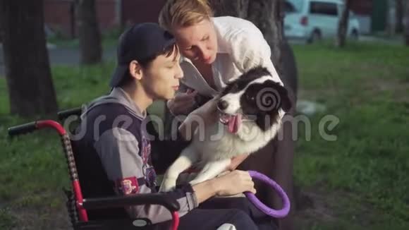 残疾人与狗玩耍犬炎治疗通过与狗训练残疾治疗人在视频的预览图