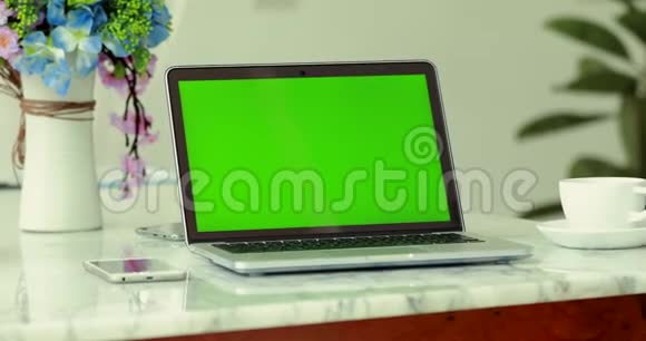 带有关键绿色屏幕的笔记本电脑视频的预览图