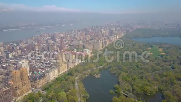 空中俯瞰中央公园纽约美国摩天大楼的背景豪华住宅视频的预览图