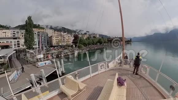 旅游船沿着日内瓦湖驶向奇隆城堡视频的预览图