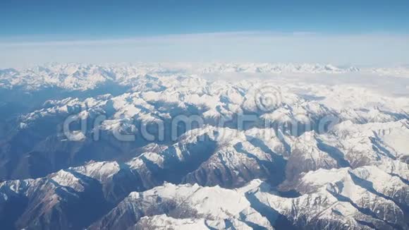 冬天阿尔卑斯山的风景和新鲜的雪从飞机上看视频的预览图