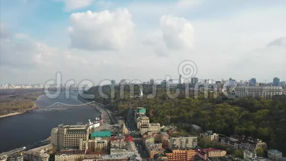 晴朗阳光下基辅的空中景色视频的预览图