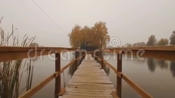在一个秋天雾蒙的早晨湖中央的童话屋视频的预览图