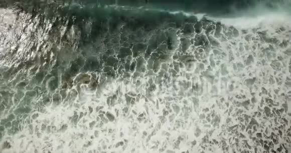 美丽的海景波浪4k视频的预览图