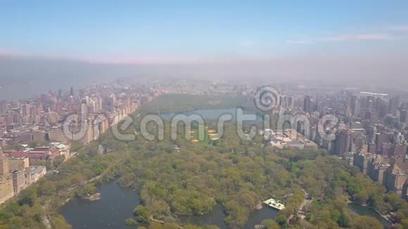 空中俯瞰中央公园纽约美国摩天大楼的背景豪华住宅视频的预览图