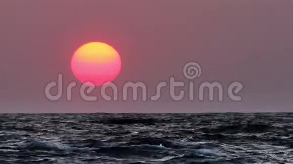 太阳从海面升起视频的预览图
