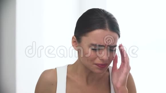 有头痛的女人女性偏头痛的肖像视频的预览图